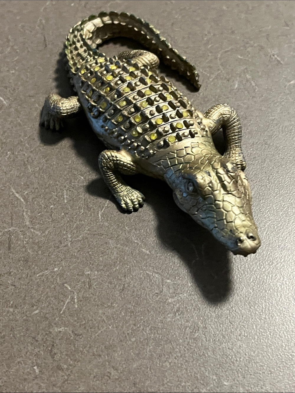 Cute gold tone painted metal alligator/crocodile for decor piece. Approx 5-6”